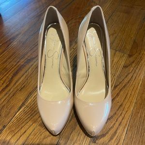 Jessica Simpson pumps in 7 1/2